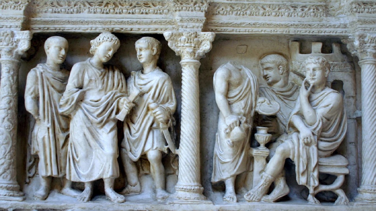 بيلاطس في مشهد محاكمة يسوع، تفصيل من ناووس يعود إلى عام 359 من محفوظات متحف الفاتيكان.