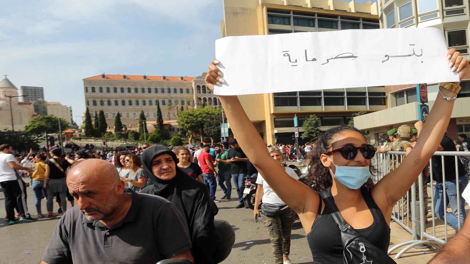 نجيب ساويرس يسخر من المتظاهرات اللبنانيات