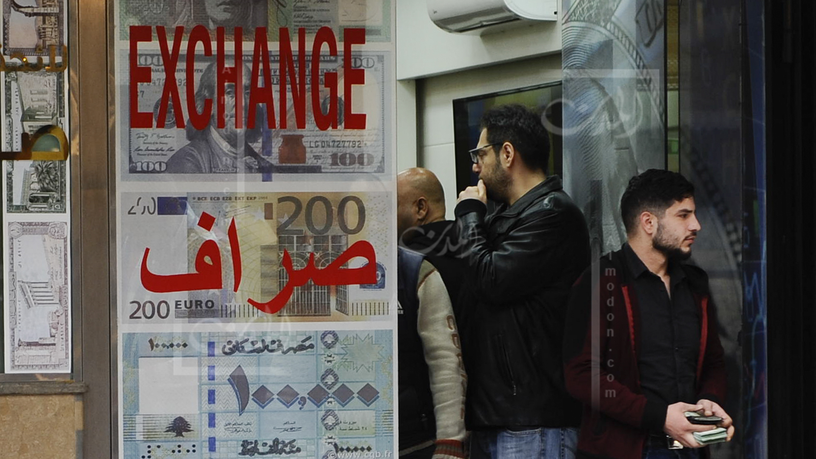 اللبنانيون وصدمة المئة ألف للدولار: كوميديا سوداء ورعب
