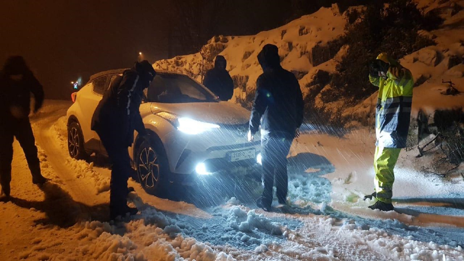 إنقاذ ركاب سيارة عالقة بالثلوج على طريق مشمش - عنايا (الوكالة الوطنية)