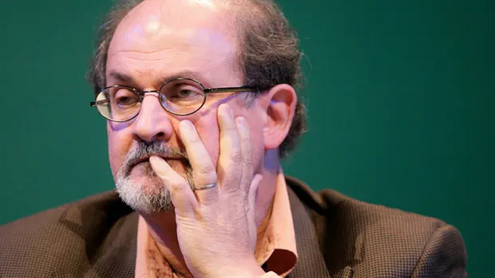 في "قنّاص" سلمان رشدي وموراكامي