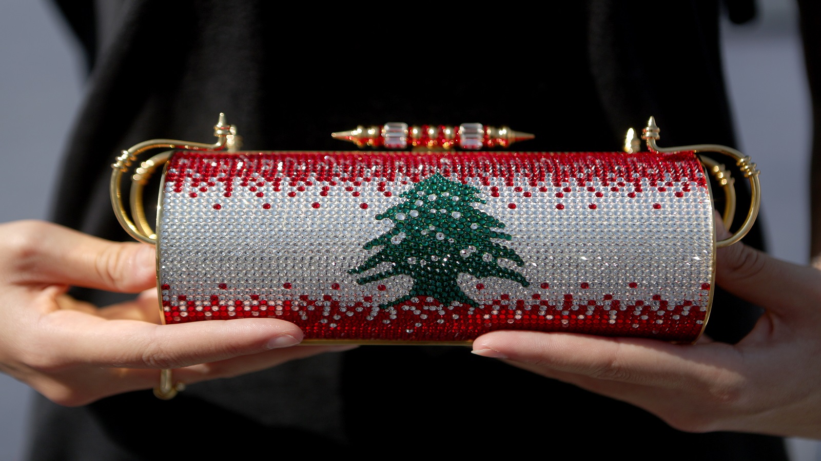 حقيبة يد مرصعة بحجارة شواروفسكي بيعت بالمزاد العلني لدعم مفوضية الأمم المتحدة للاجئين في بيروت (غيتي)