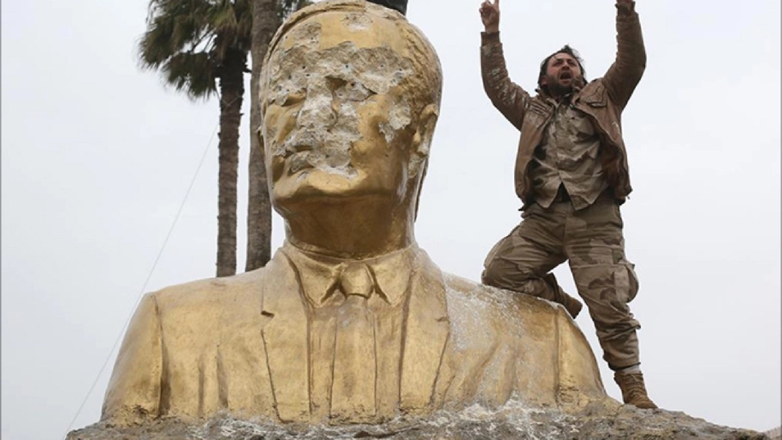 "التجرؤ" على تمثال حافظ الأسد