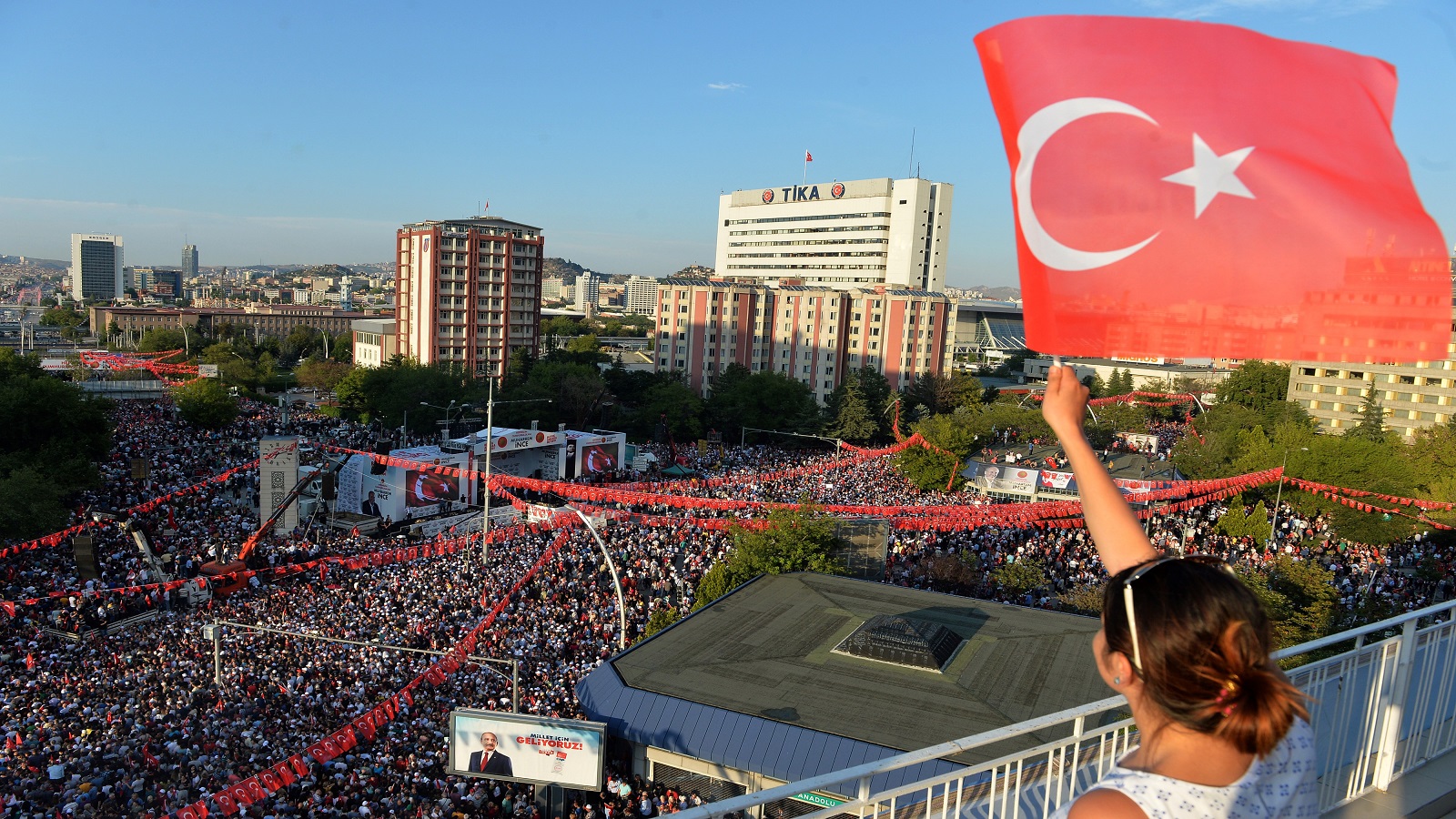 أردوغان يرى منعطفاً تركياً..وخصومه يتعهدون بإعادة اللاجئين السوريين