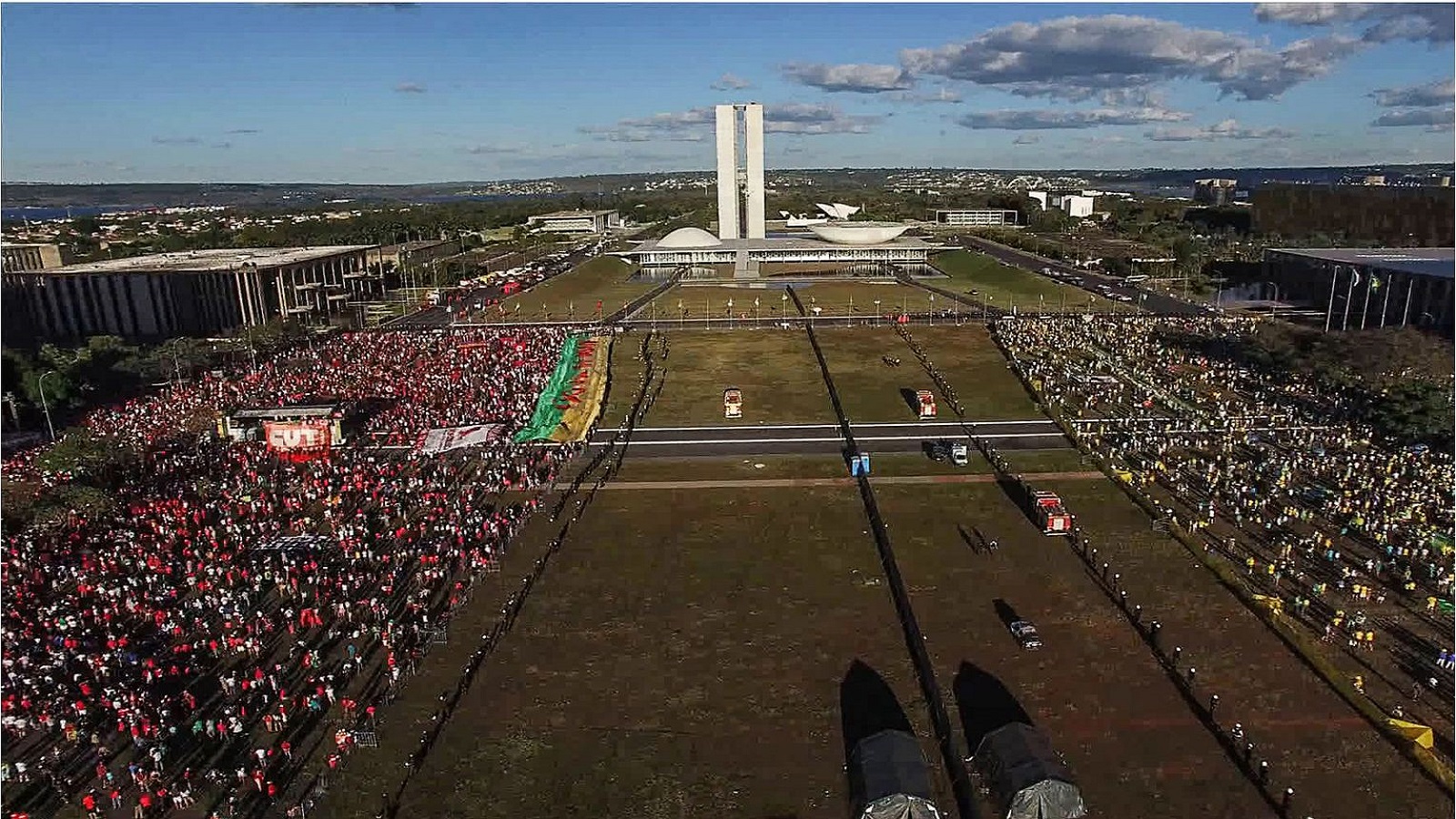 انقسام المتظاهرين أمام مبنى الكونغرس البرازيلي