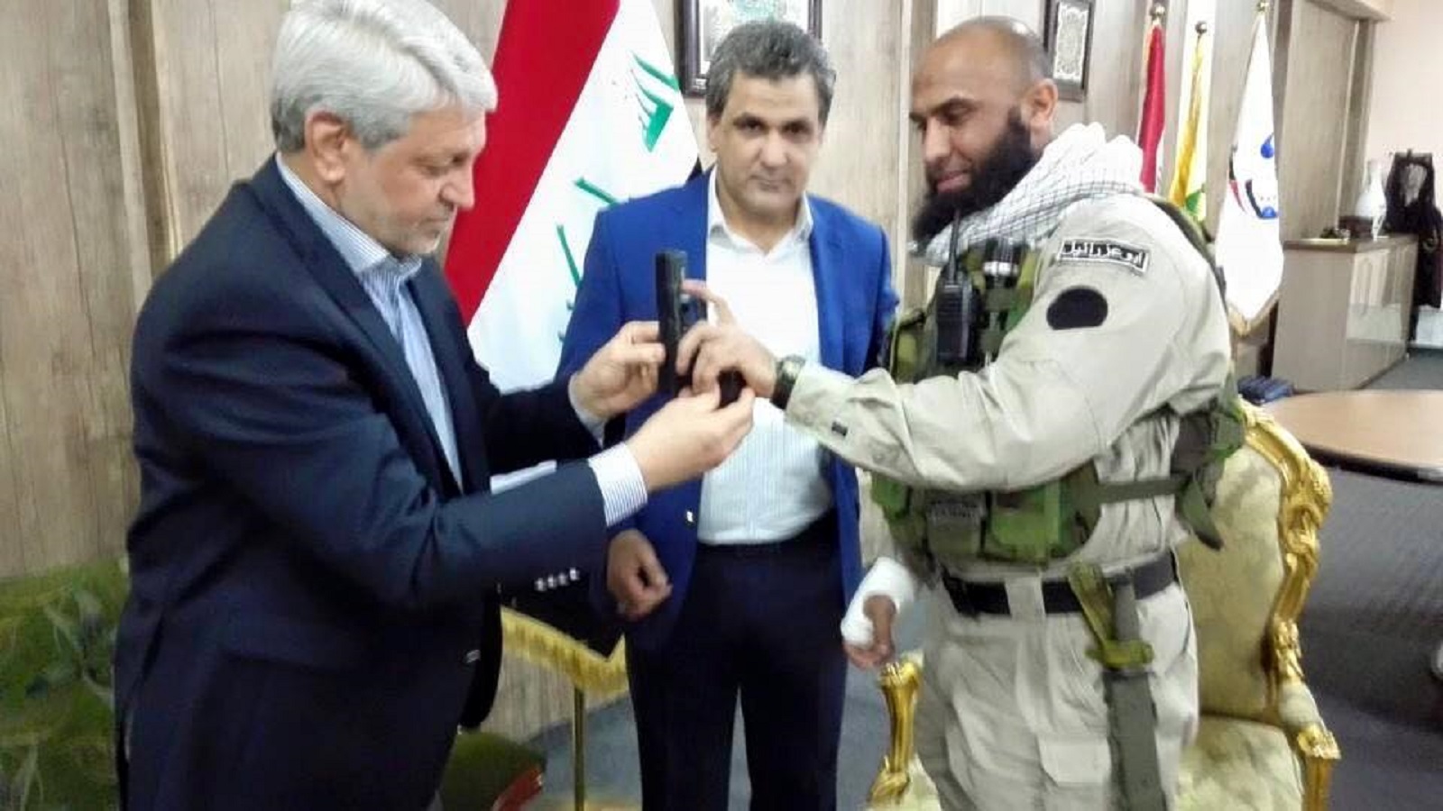 أبو عزرائيل يقدم هدية الى مسؤول عراقي