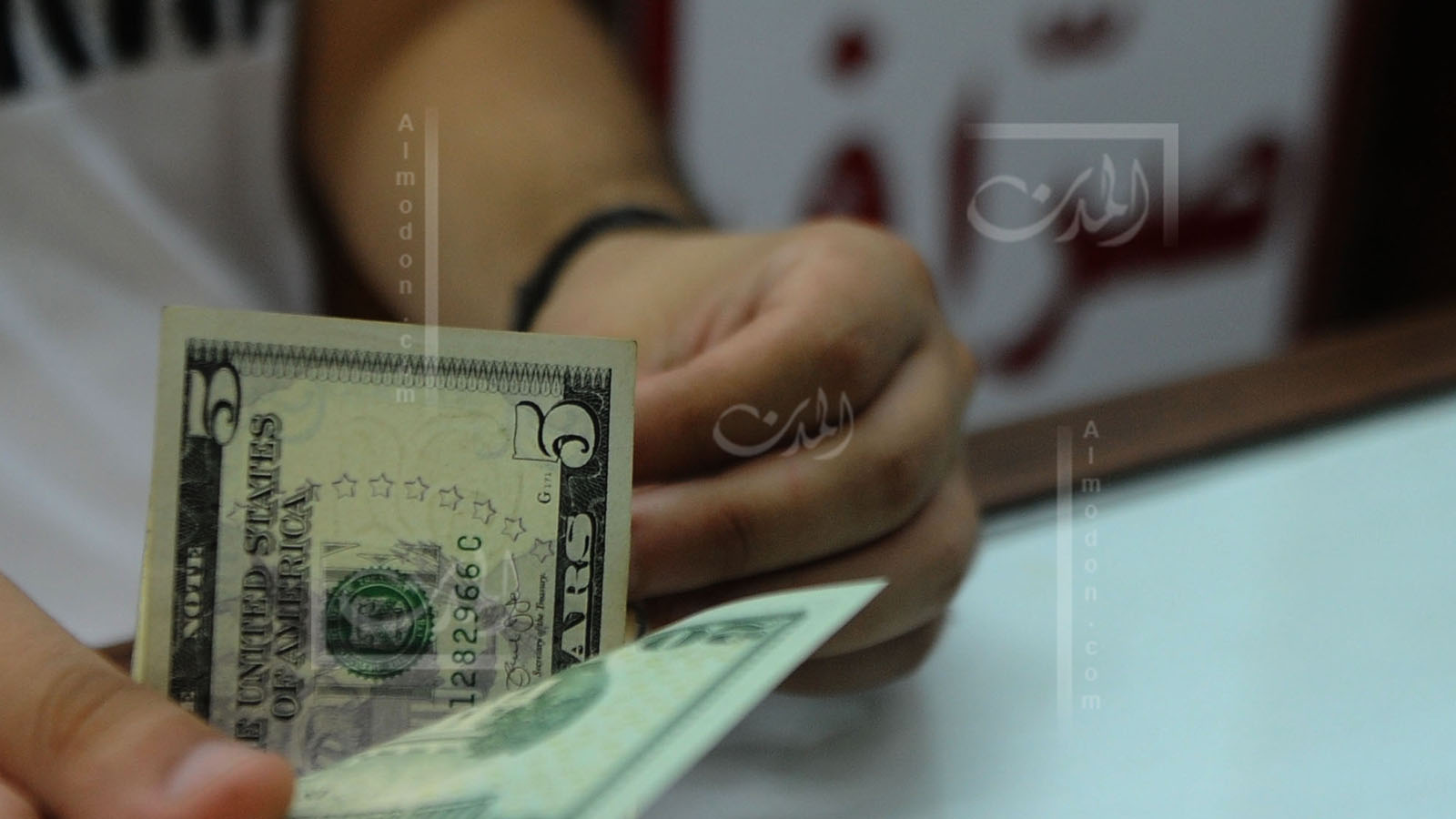 هل يتوقف مصرف لبنان عن بيع الدولارات للصرافين؟