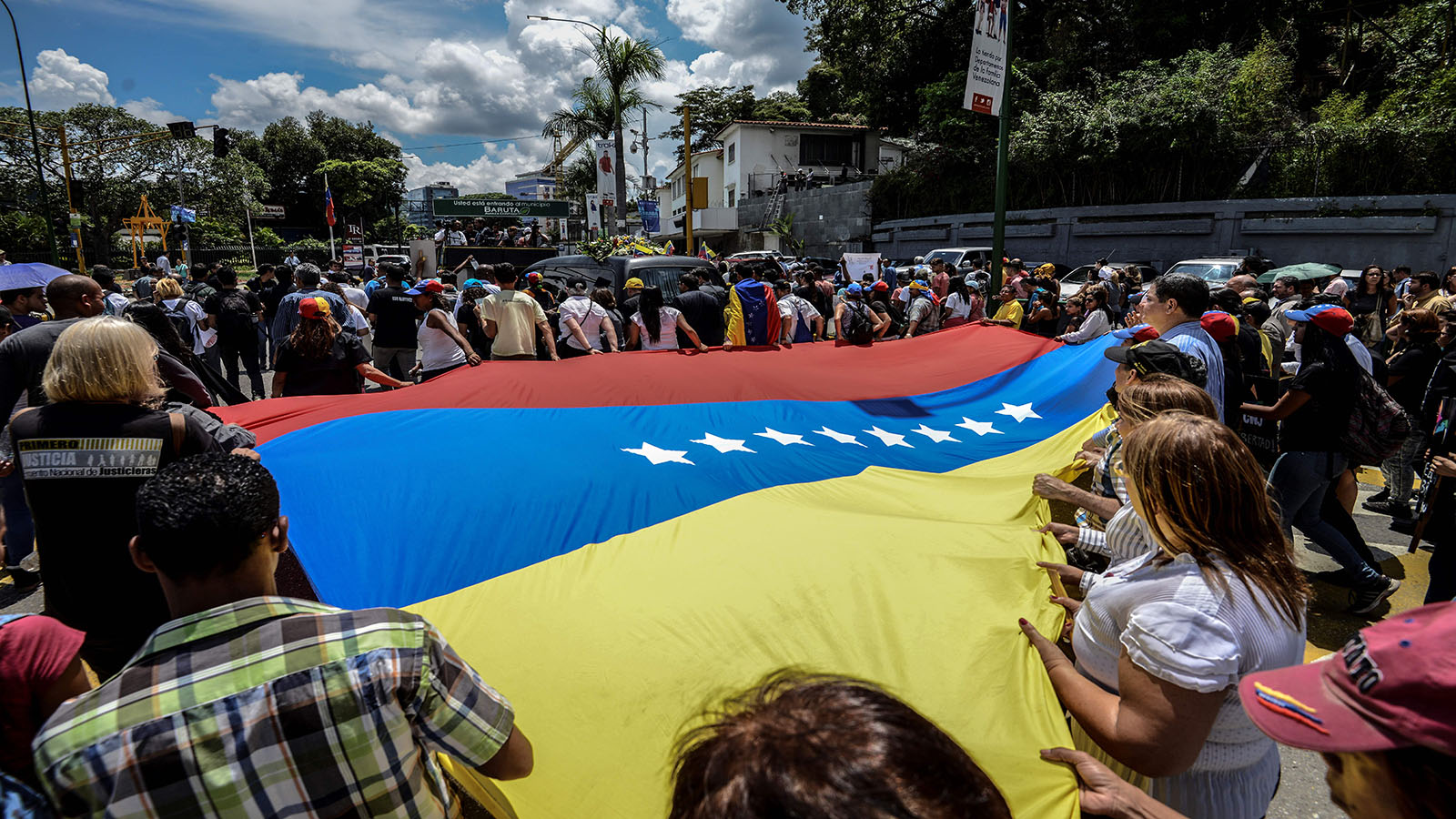 فنزويلا:محاولة إنقلاب لا تسد فراغ السلطة وإنهيار الدولة