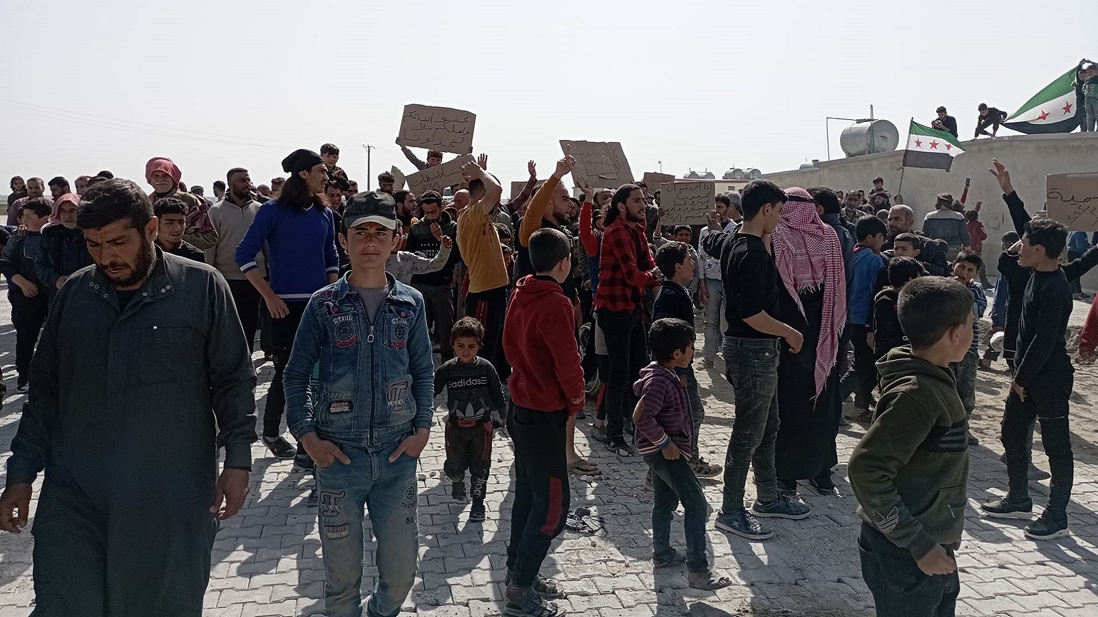 حلب:احتجاجات في مجمع سكني اقتحمه نازحون وتحاصره "آفاد" التركية