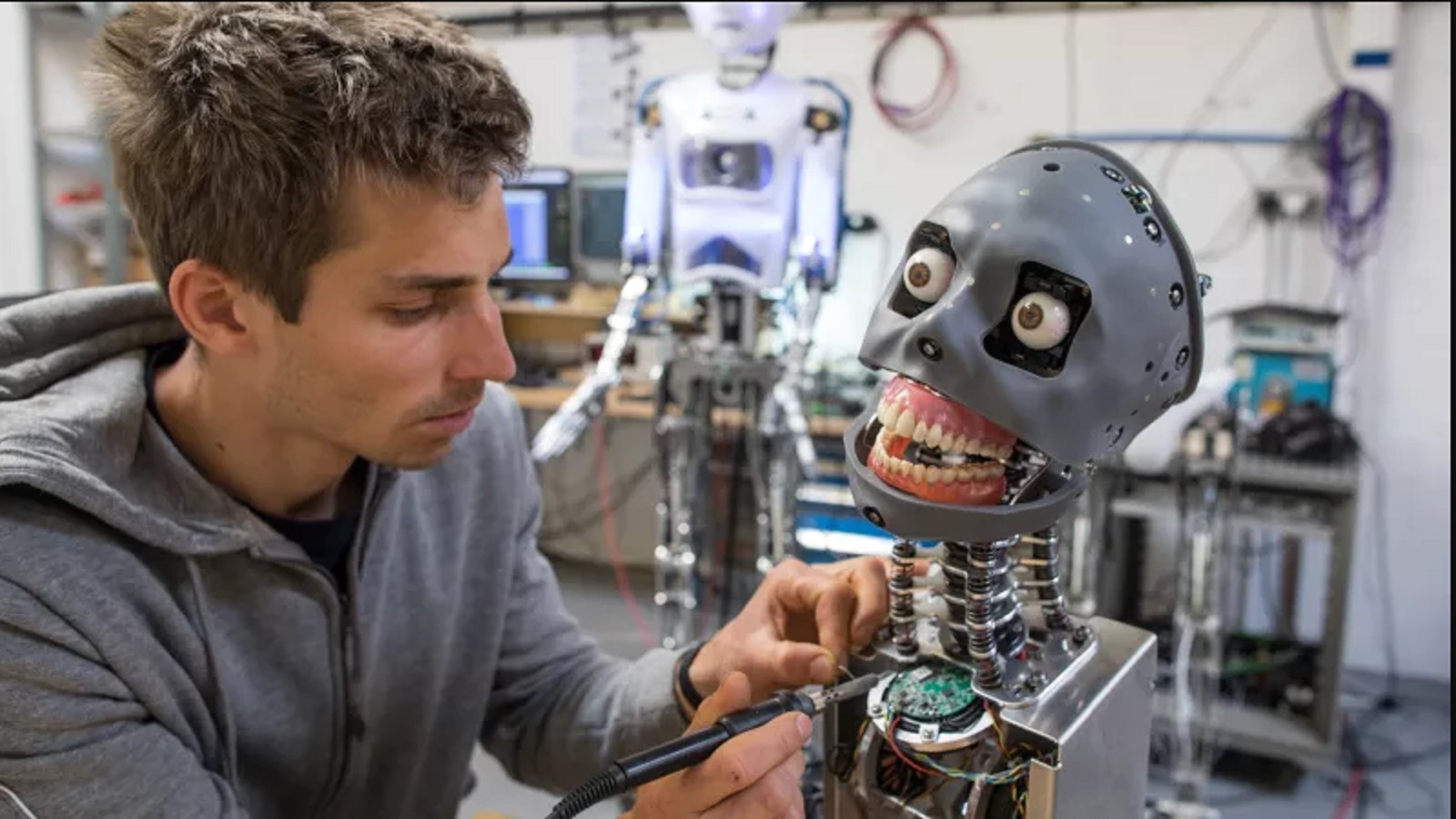 أول روبوت سايكوباثي: تلميذ إنسان الموت والدم