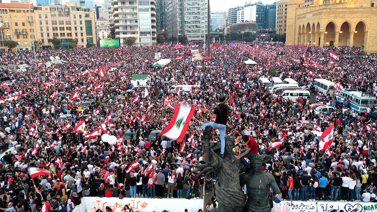 2019: تشرين الثورة يصدّع عهداً من انحطاط السياسة