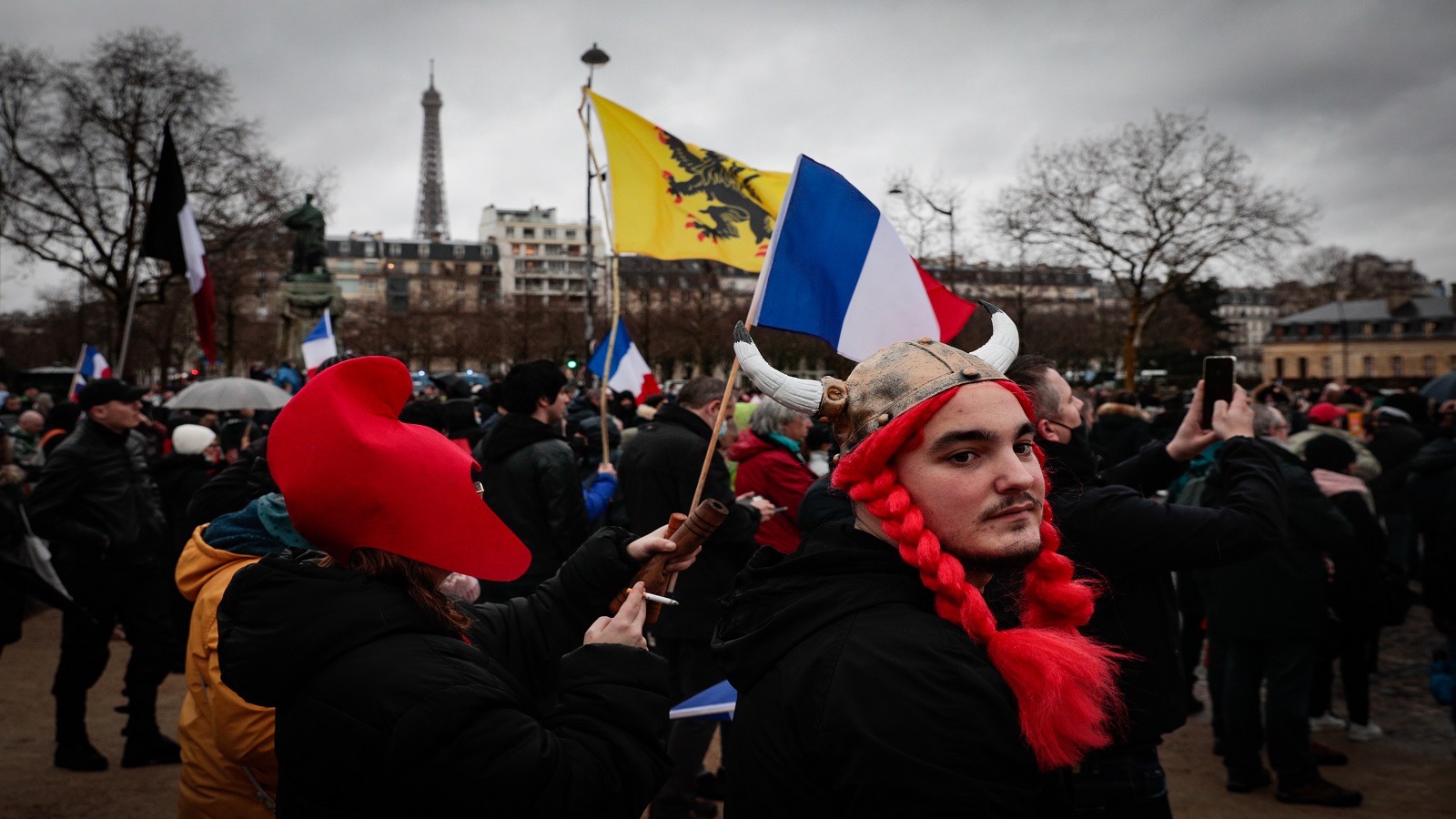 باريس: أنصار اليمين المتطرف يعتدون على مراسلي "فرانس برس"