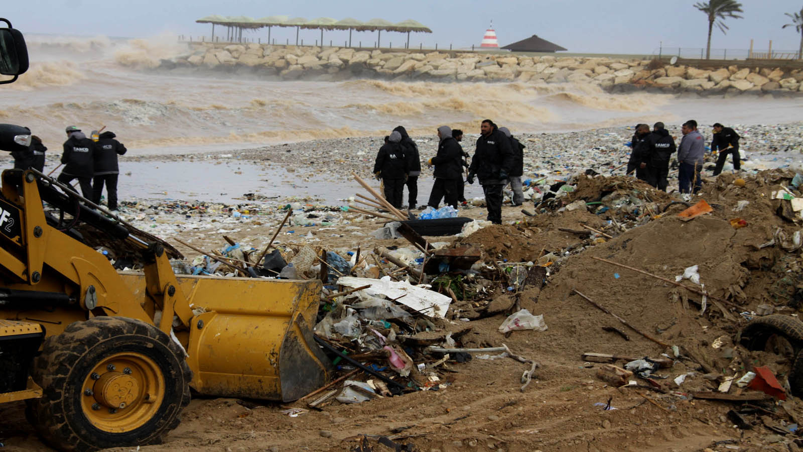 هكذا "تهدي" الحكومة الشاطئ: مشروعان رفضهما التنظيم المدني