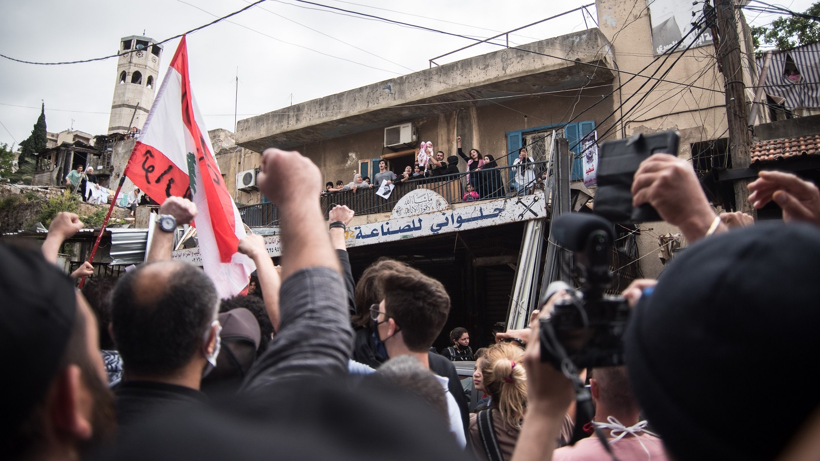 ثوار لبنان يؤمّون طرابلس: دموع وصرخات تحت شرفة الشهيد