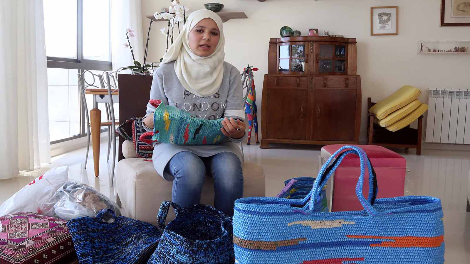 اللاجئة السورية آلاء الزهوري تحمي السلاحف: أكياس النايلون للتطريز
