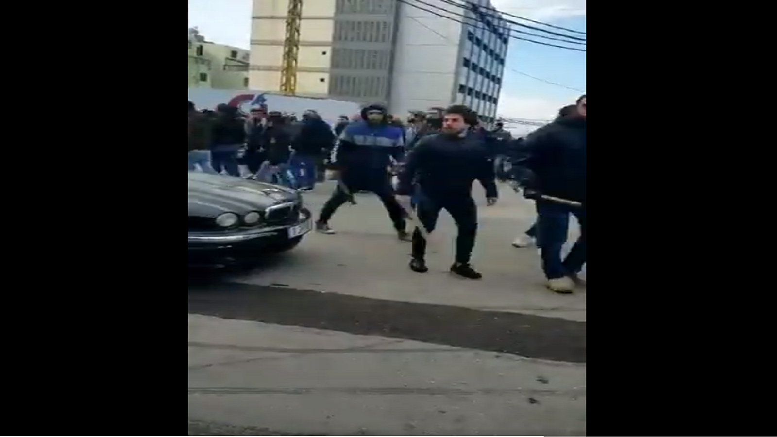 بالفيديو: مناصرو "أمل" يضربون متظاهرين أمام "مجلس الجنوب"