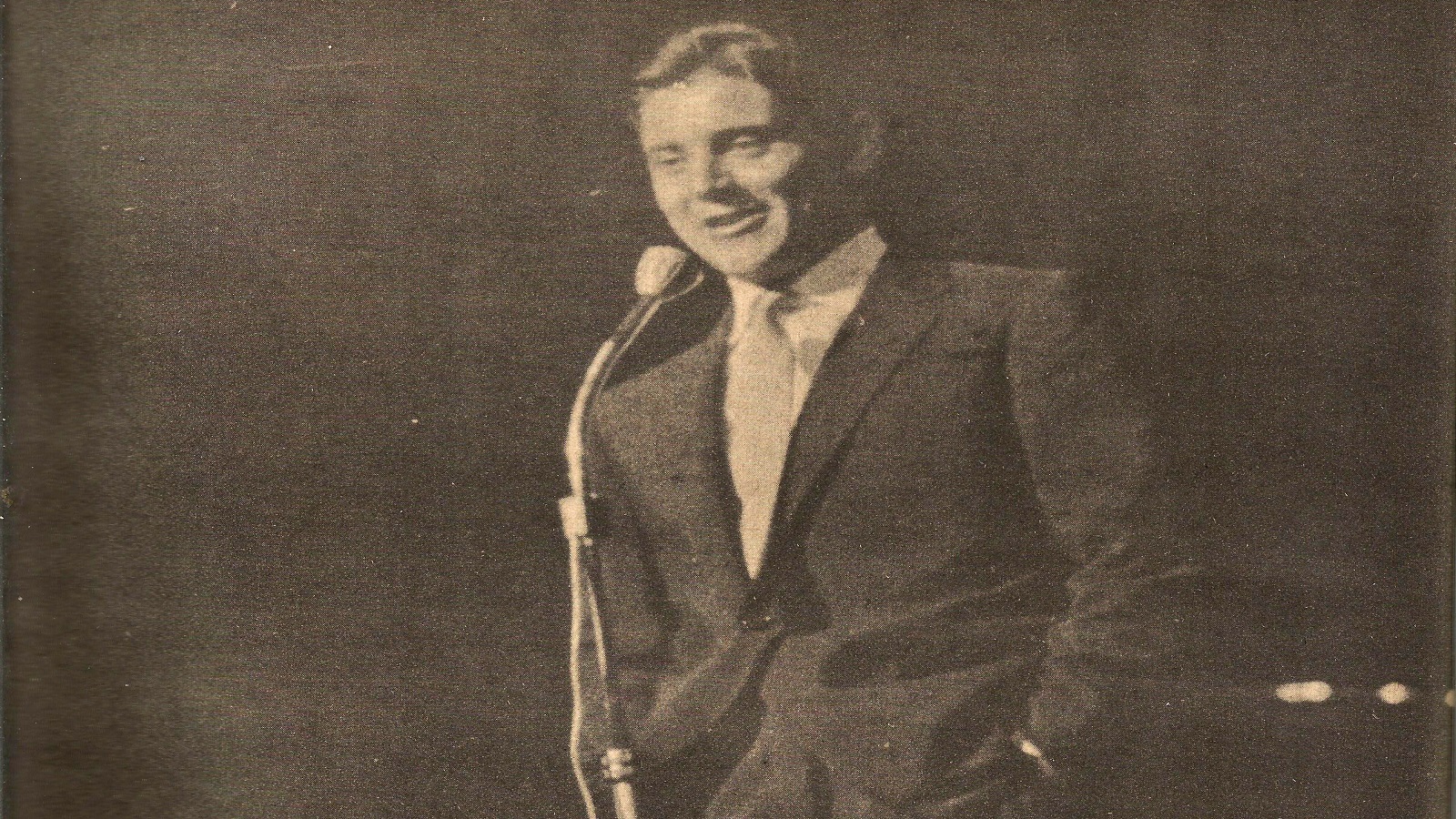  ساشا ديستيل على مسرح كازينو لبنان، 1960.
