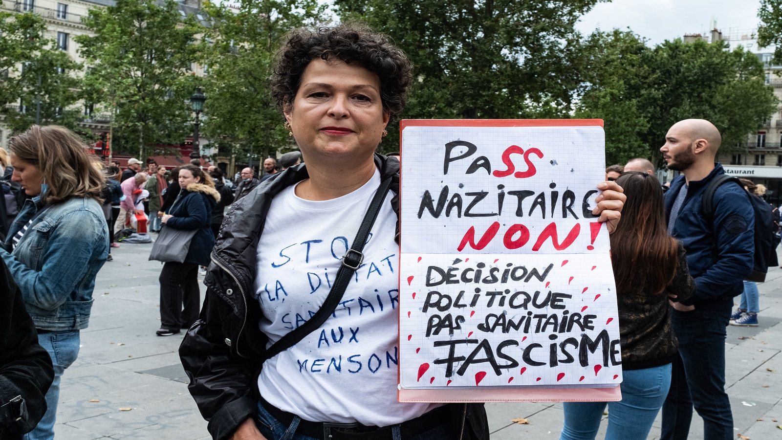 تظاهرات فرنسيين ضد البطاقة الصحية: "لا للبطاقة النازية، لا للفاشية" (غيتي)