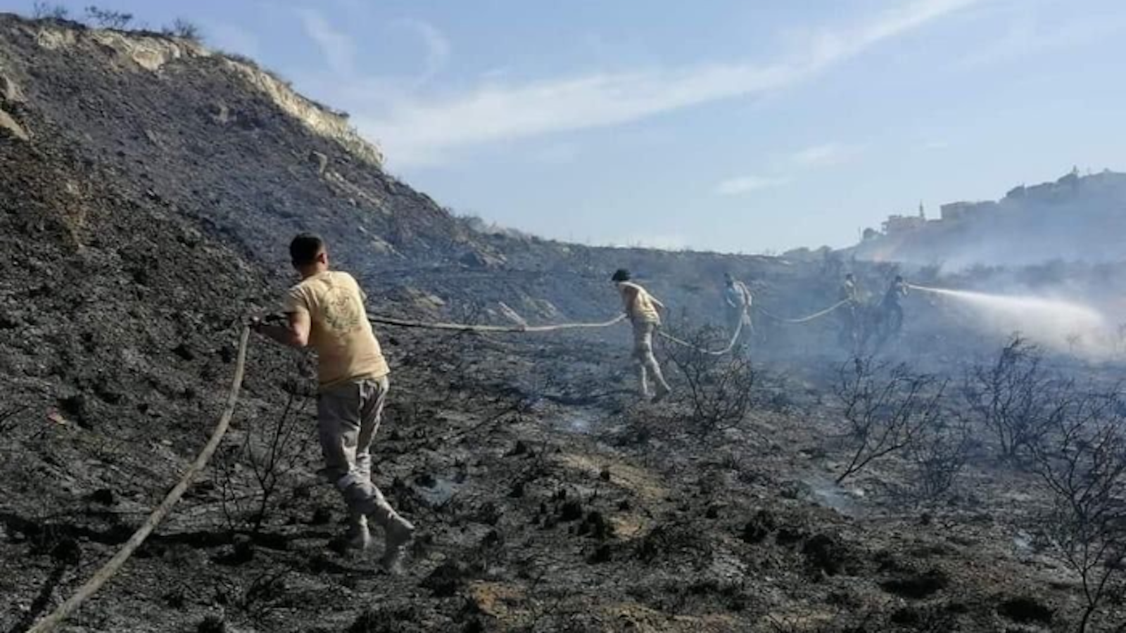 الحرائق تجتاح لبنان: بلاد للرماد والإجرام البيئي