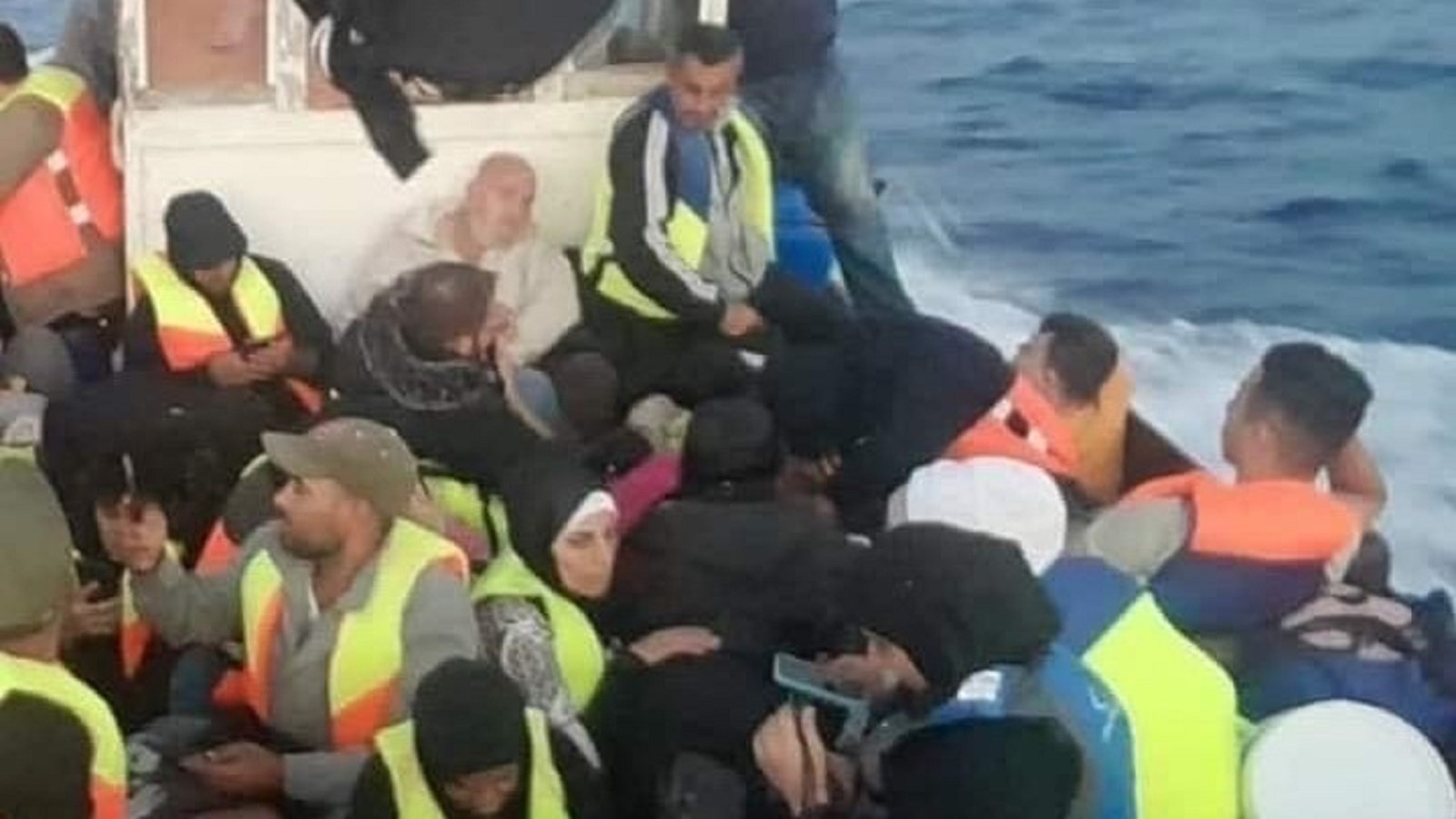 غرق مركب قبالة طرطوس ودعوات لإنقاذ آخر قرب اليونان