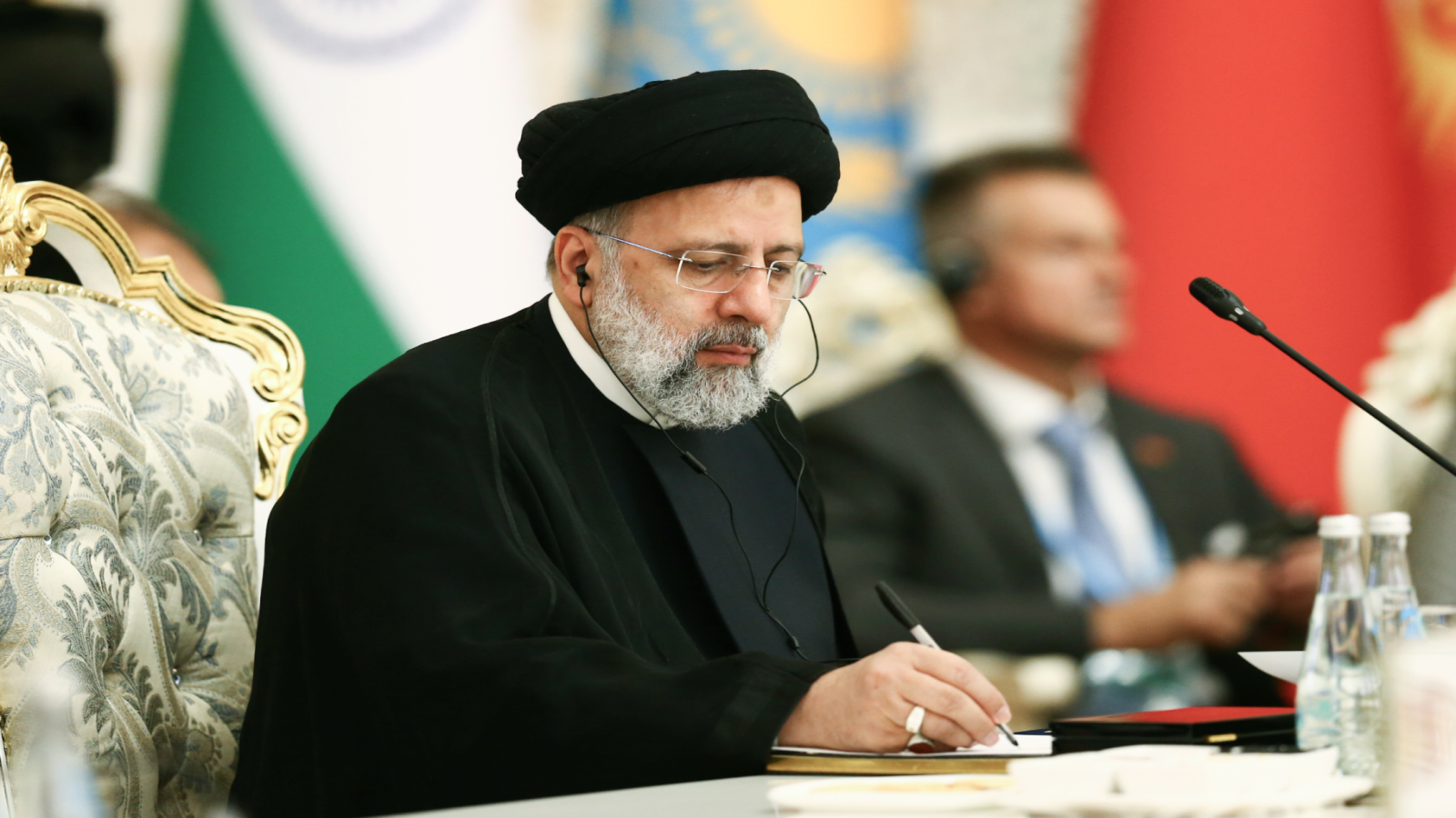 رئيسي يلحّ على وقف الارهاب الاقتصادي ضد إيران