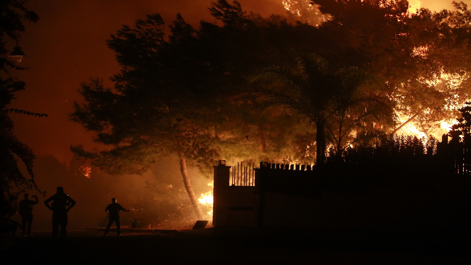 كارثة بيئية تحرق لبنان وأهل السلطة يناقشون جنس الطوافات!