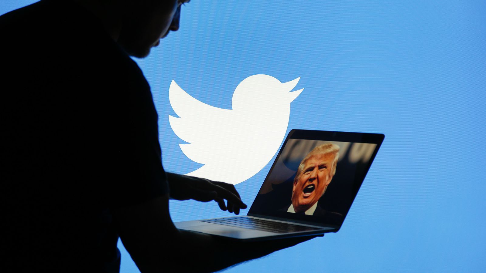"تويتر" يحذف المحرّضين على مقاطعة الانتخابات الأميركية