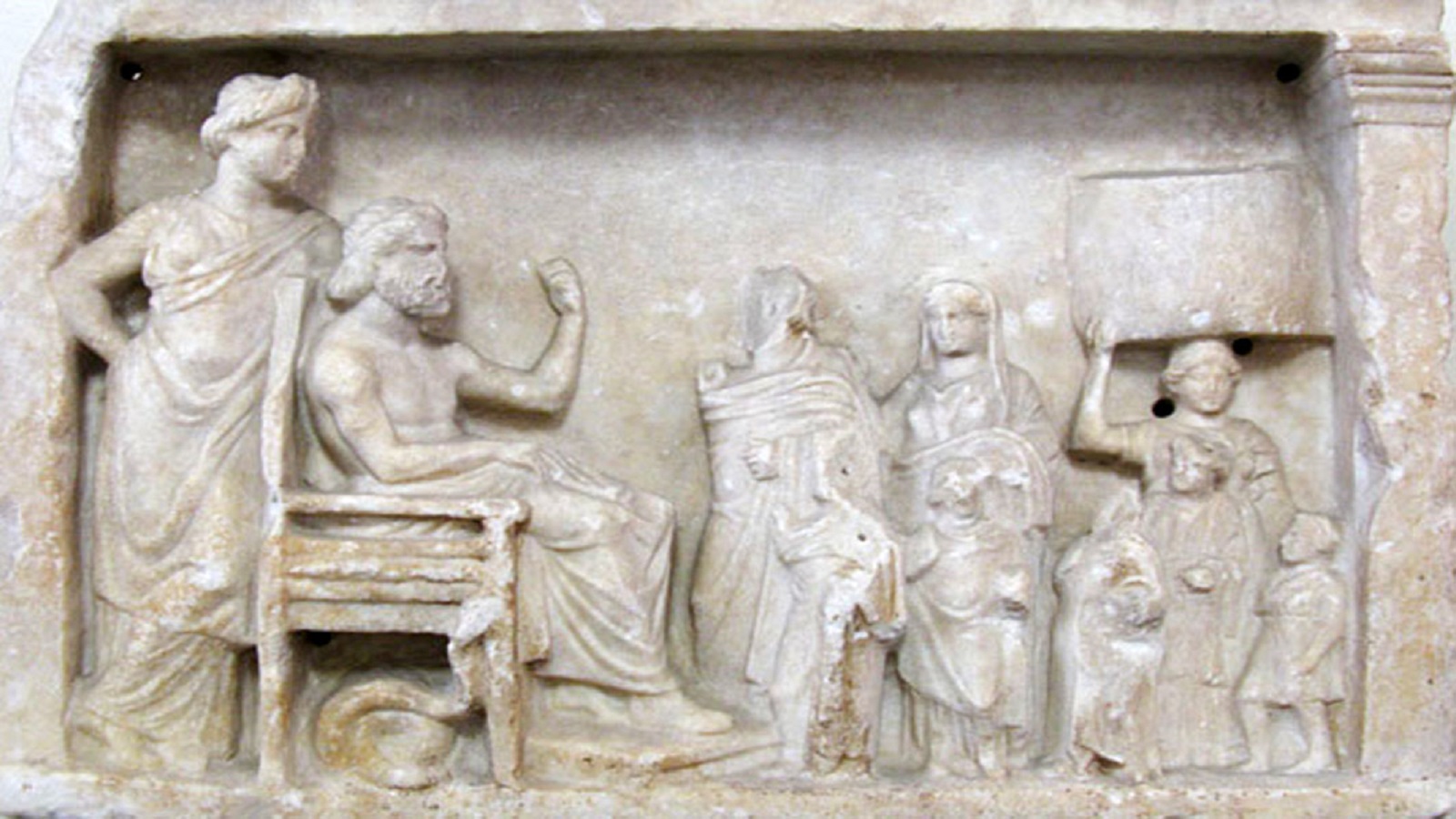  اسقيليبوس وسط ابنته وعائلة متعبّدة، القرن الرابع قبل الميلاد، متحف برلين