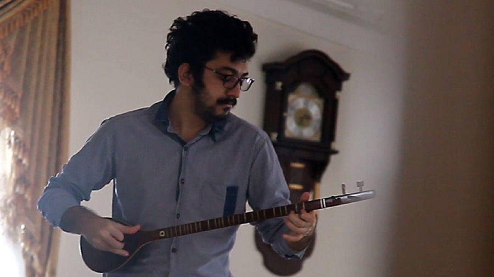 مهدي رجبيان: موسيقي إيراني يؤلف لـ"انقلاب الآلهة" ويواجه السجن..مجدداً