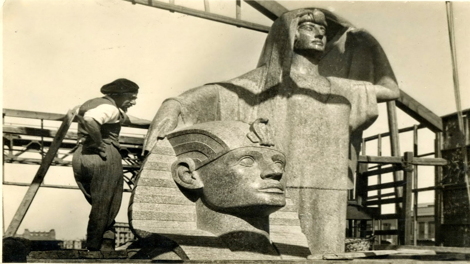محمود مختار أمام نصب "نهضة مصر".