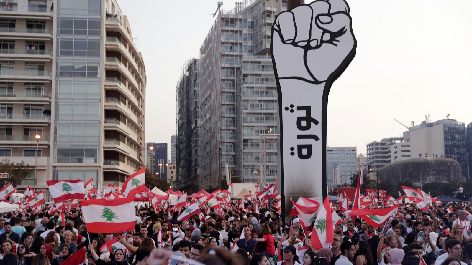 قبضة الثورة تنتصب في ساحات مدن ومناطق لبنانية