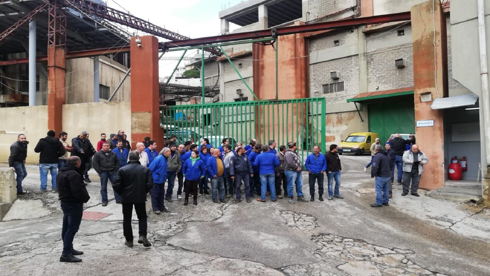 عمال مصنع "ميموزا" المقفل بقرار قضائي