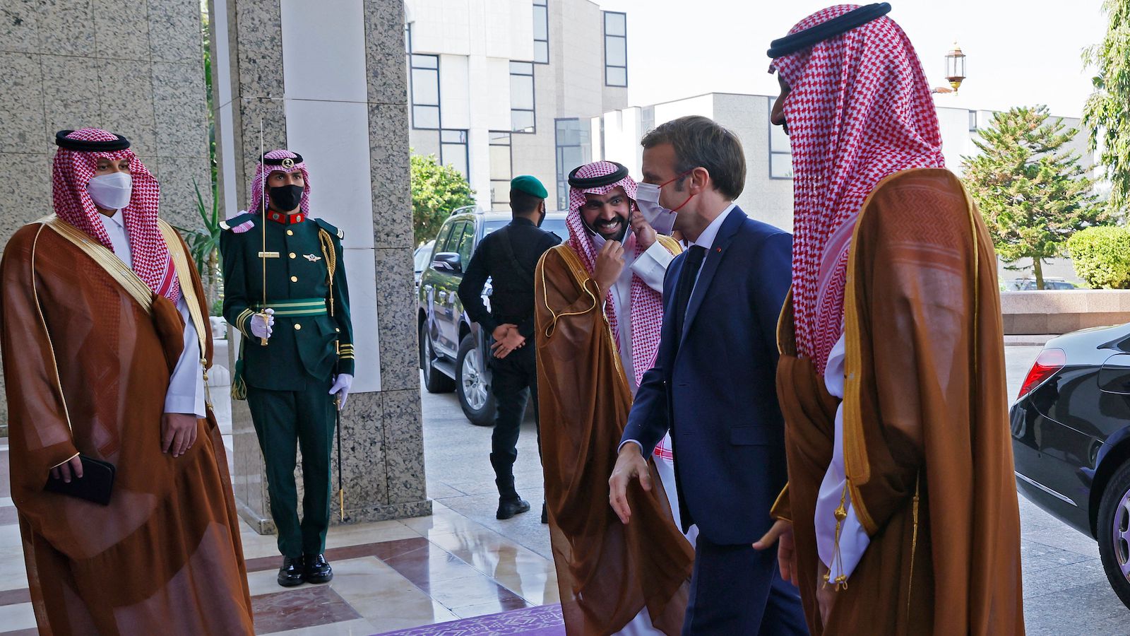 بيان سعودي-فرنسي: حصر السلاح بيد الدولة وتطبيق القرارات الدولية