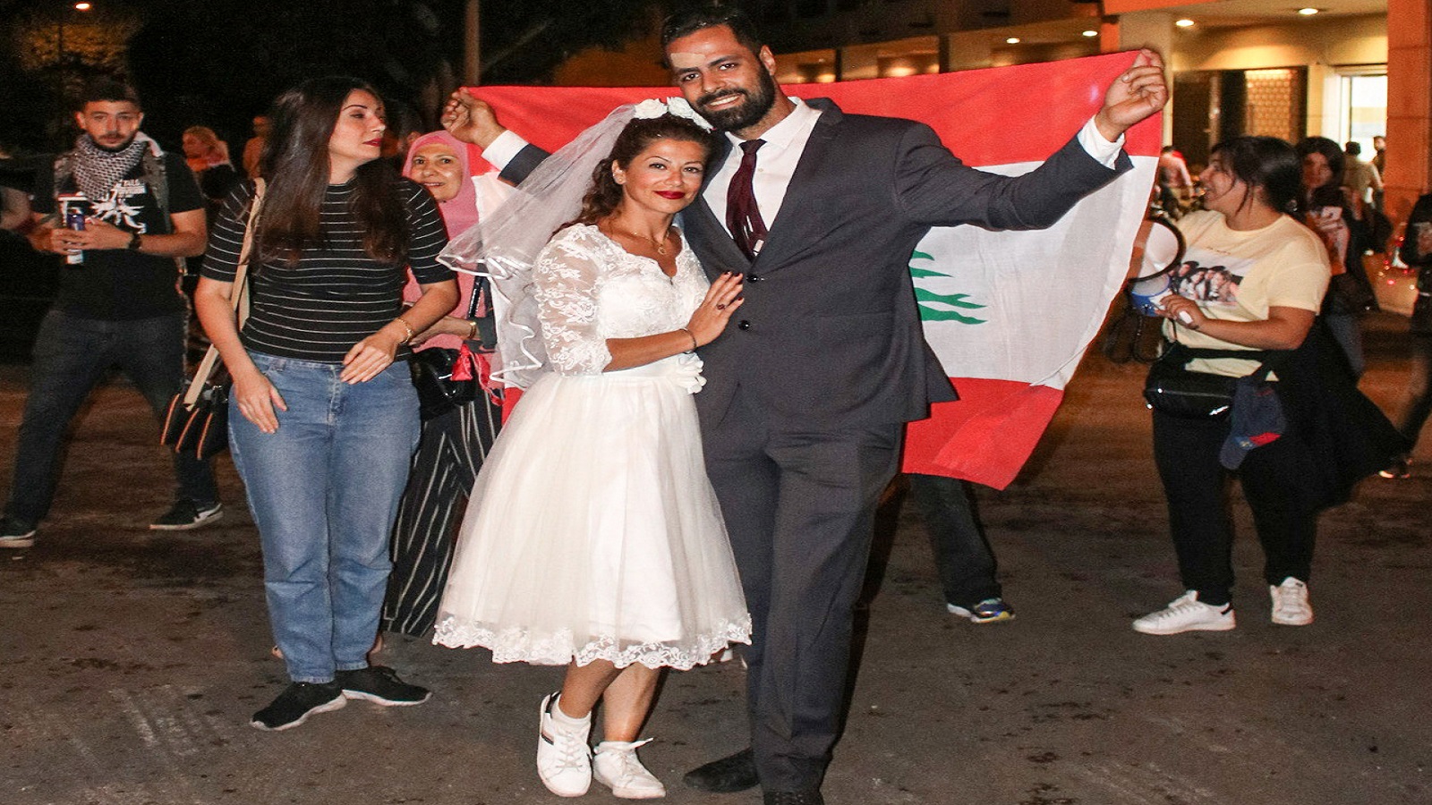 "أيقونة الثورة" تُزّف عروساً بين المتظاهرين