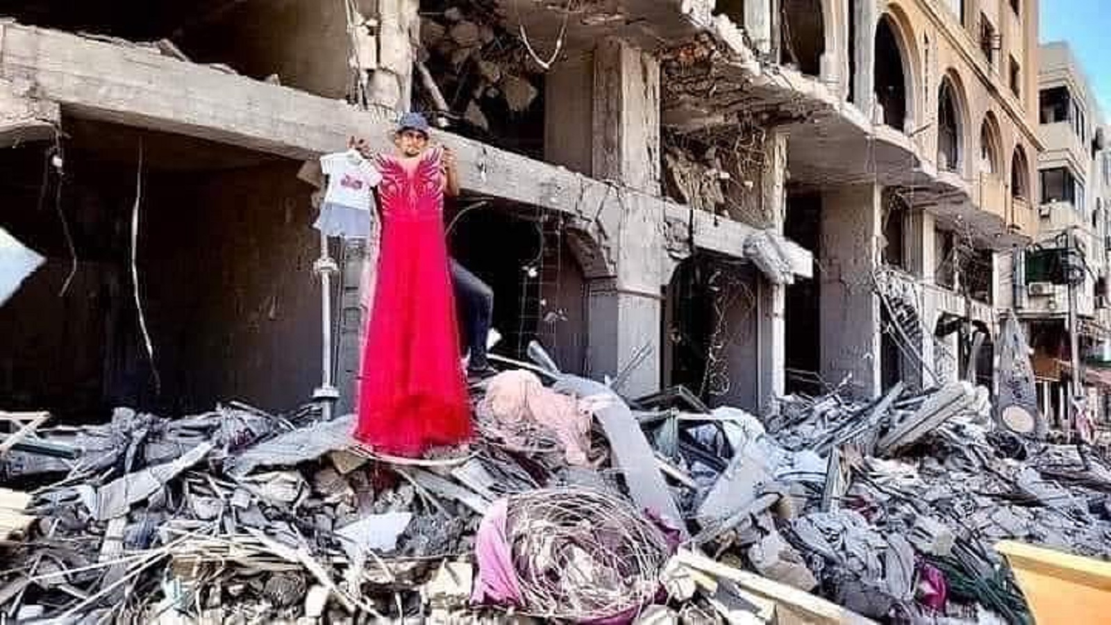 في غزة: فستان سهرة.. سرطان أليف.. باب بلا قفل
