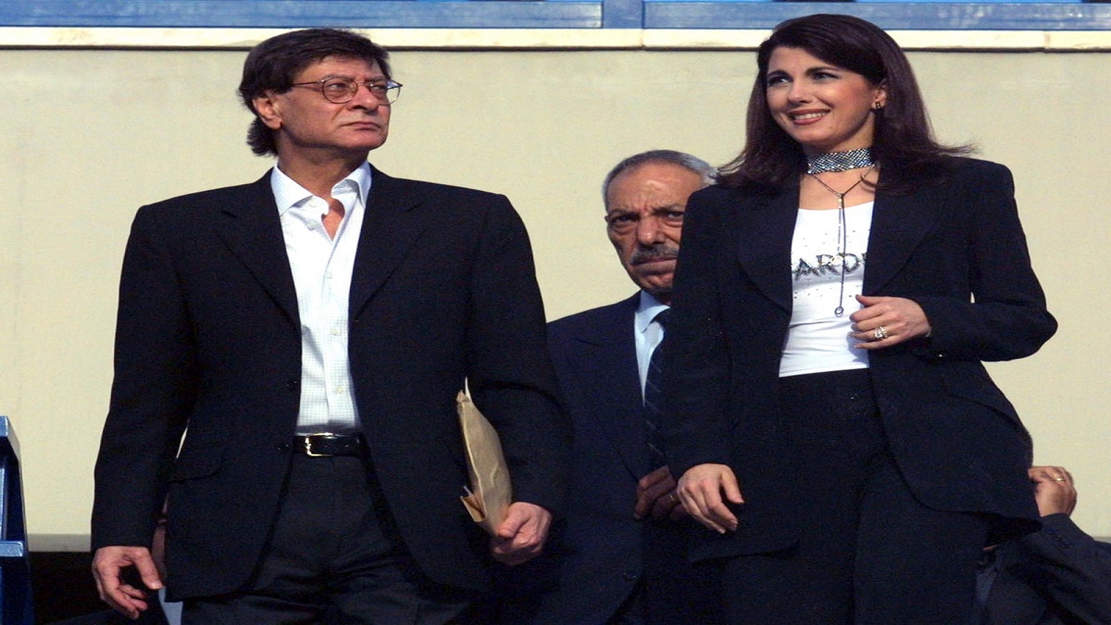 محمود درويش وماجدة الرومي وخلفهما رئيس تحرير "السفير" طلال سلمان (2002)