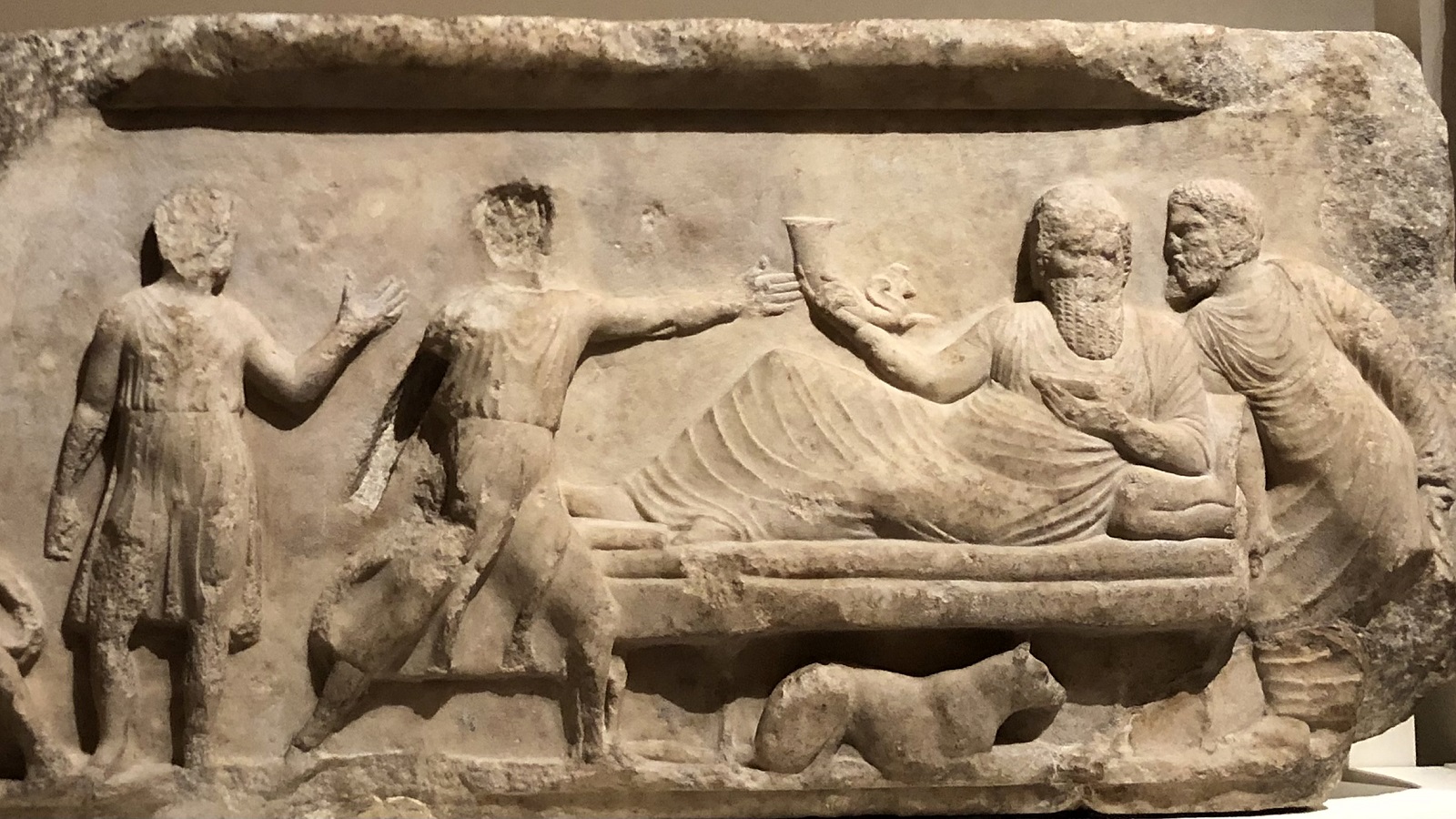 نقش يوناني من نهاية القرن الرابع قبل الميلاد يكشف عن تبني الإغريق للعادات الفارسية