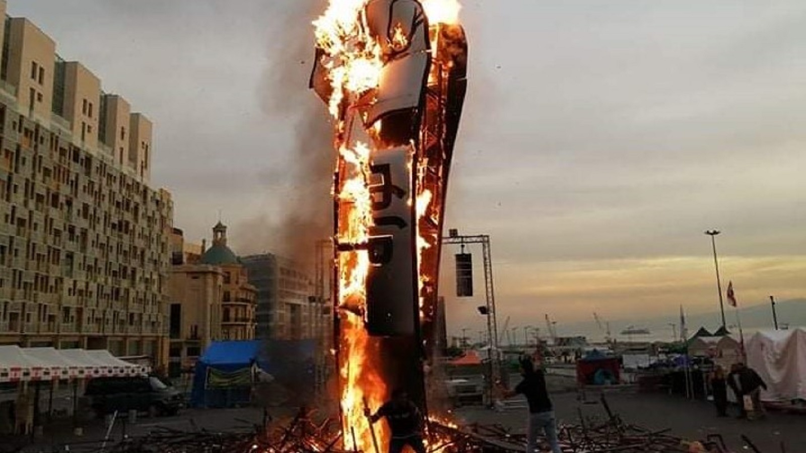 حرق مجسم الثورة.. اقتراح "الممانعة" لمستقبل لبنان