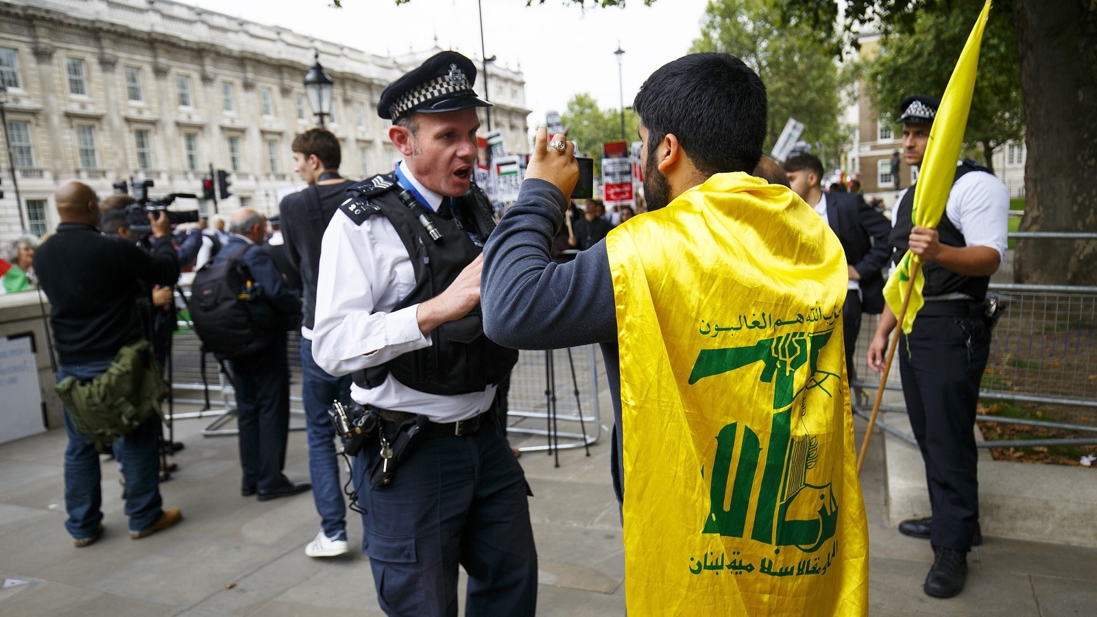 بريطانيا تنزل عَلَم حزب الله