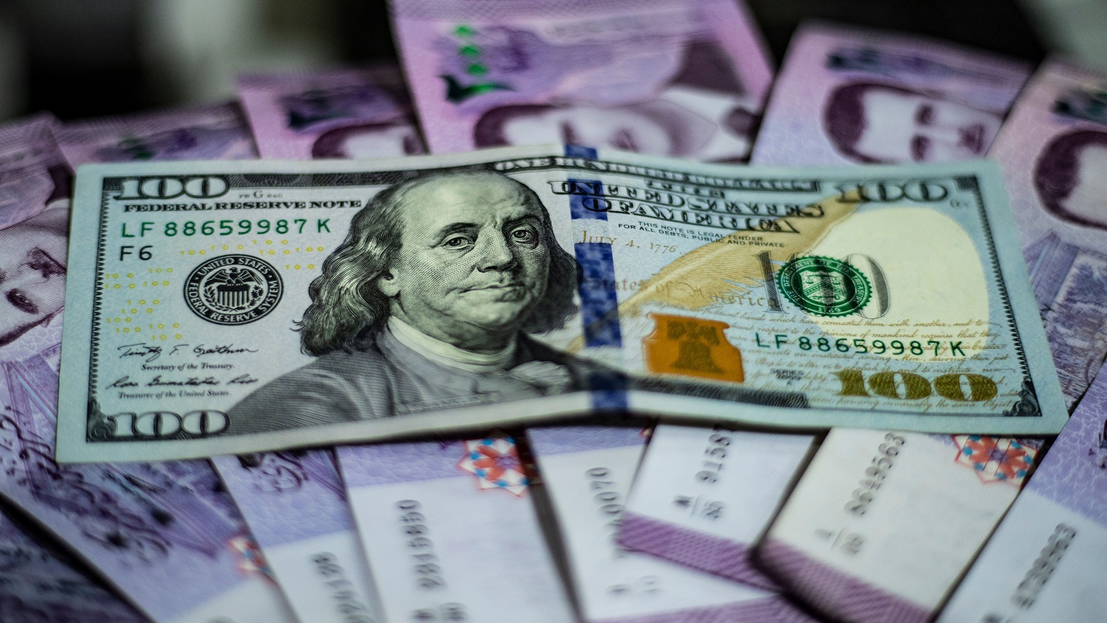 الدولار يكسر حاجز ال4000 ليرة سورية..ثم يتراجع