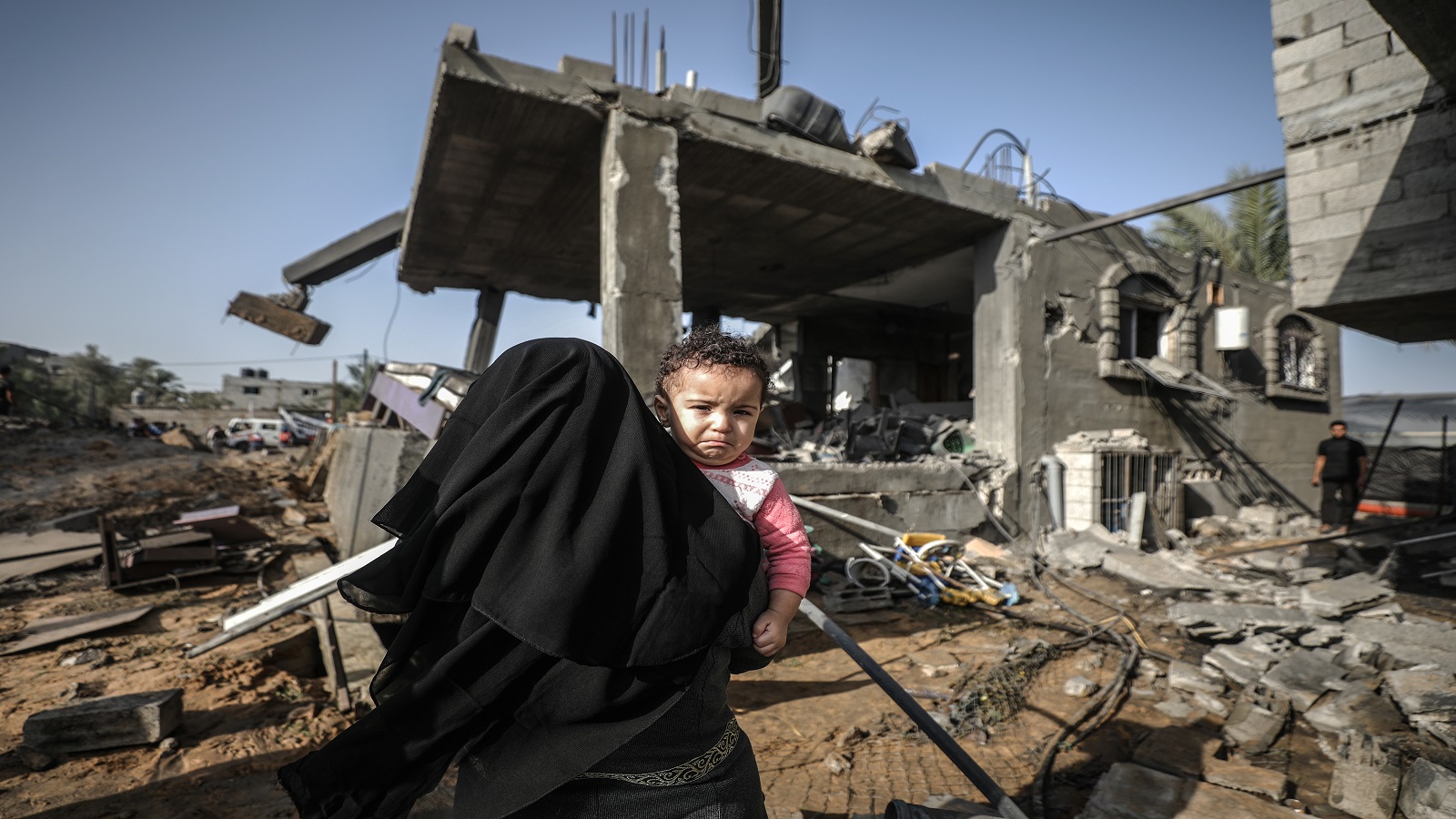 غزة المعزولة: بُؤسٌ و"زنّانة"..وعنبٌ لبناني!