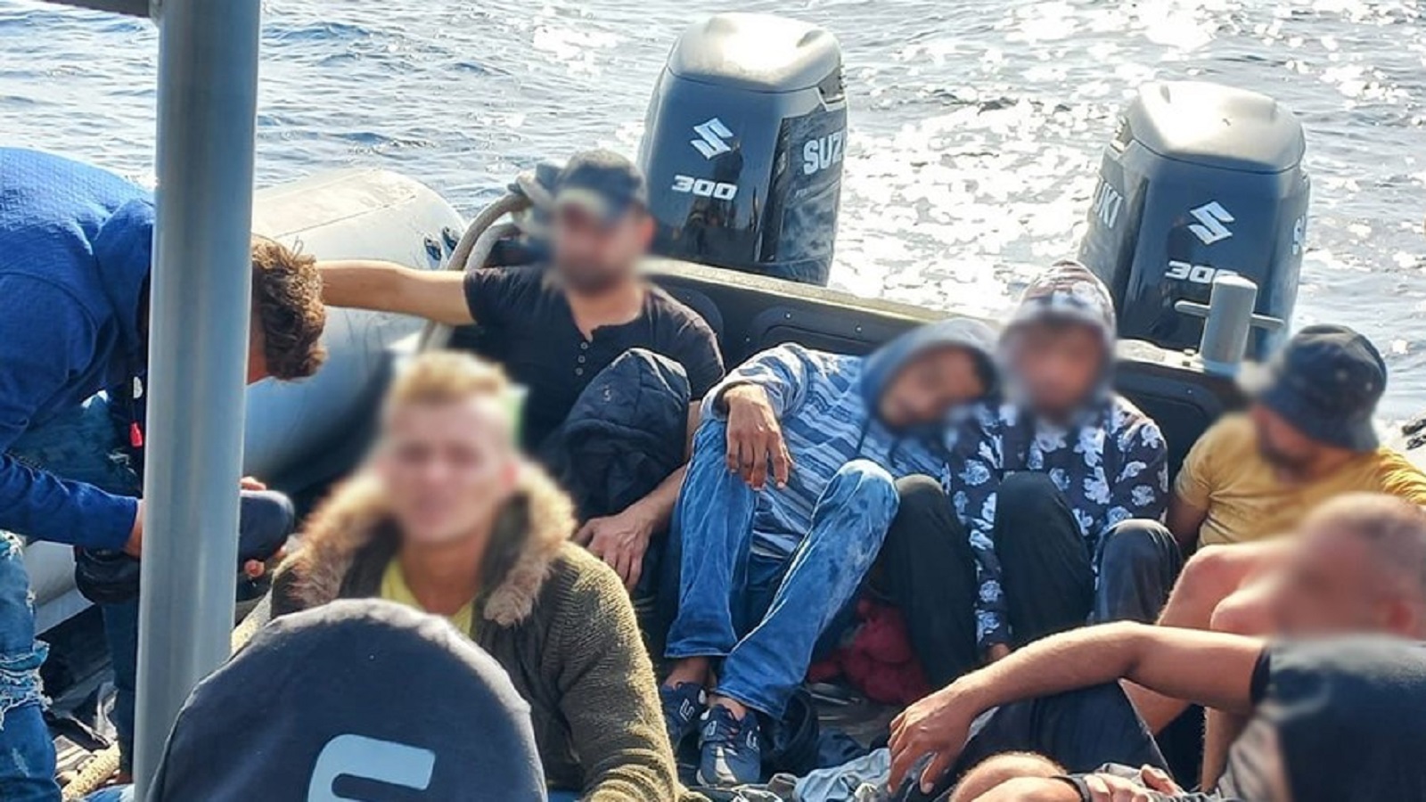 العشرات يرمون أنفسهم عبر البحر إلى قبرص