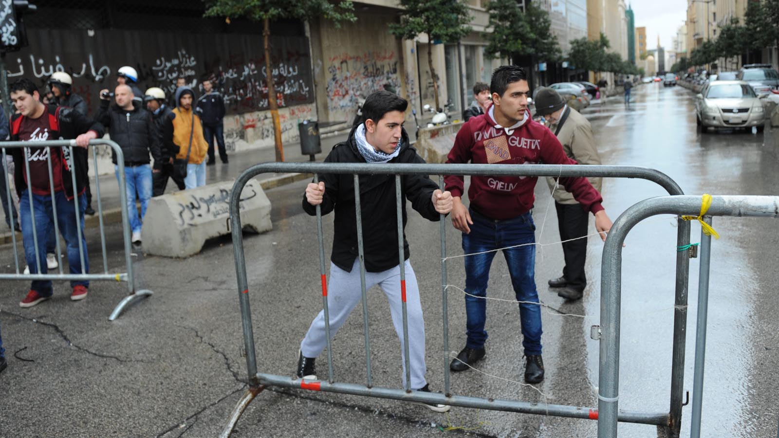 نشاط مجموعات الحراك المدني قبل ظهر اليوم امام السراي الحكومي (المدن)