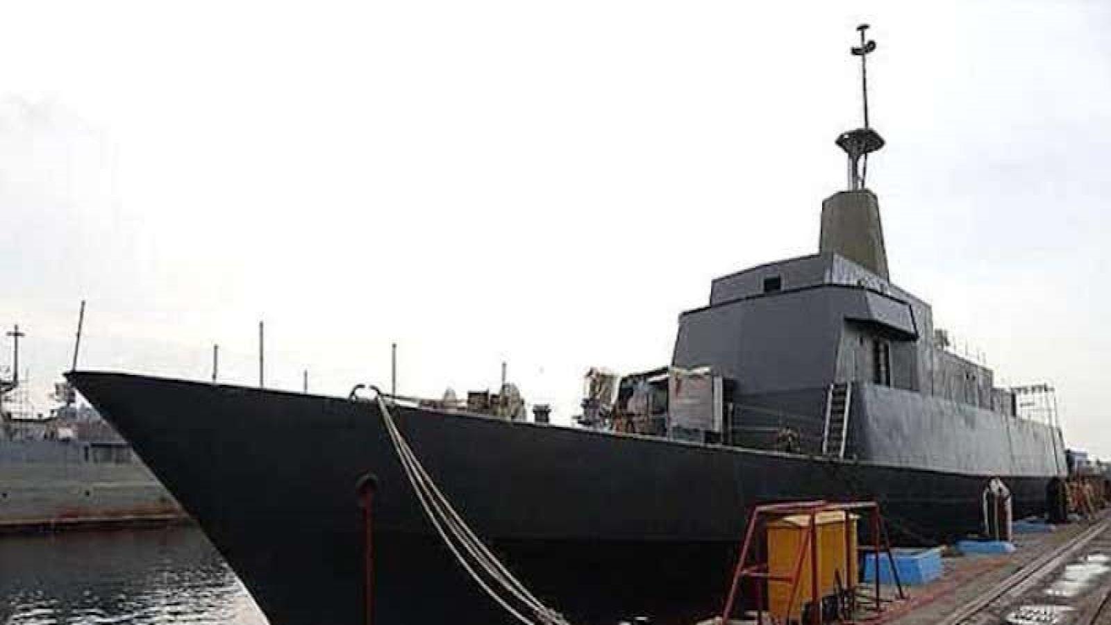 إنتكاسة للبحرية الإيرانية:انقلاب سفينة "تجسس" في بندر عباس