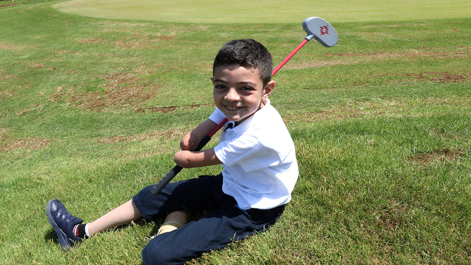 بالفيديو: الطفل محمد عكاوي بطل في الغولف