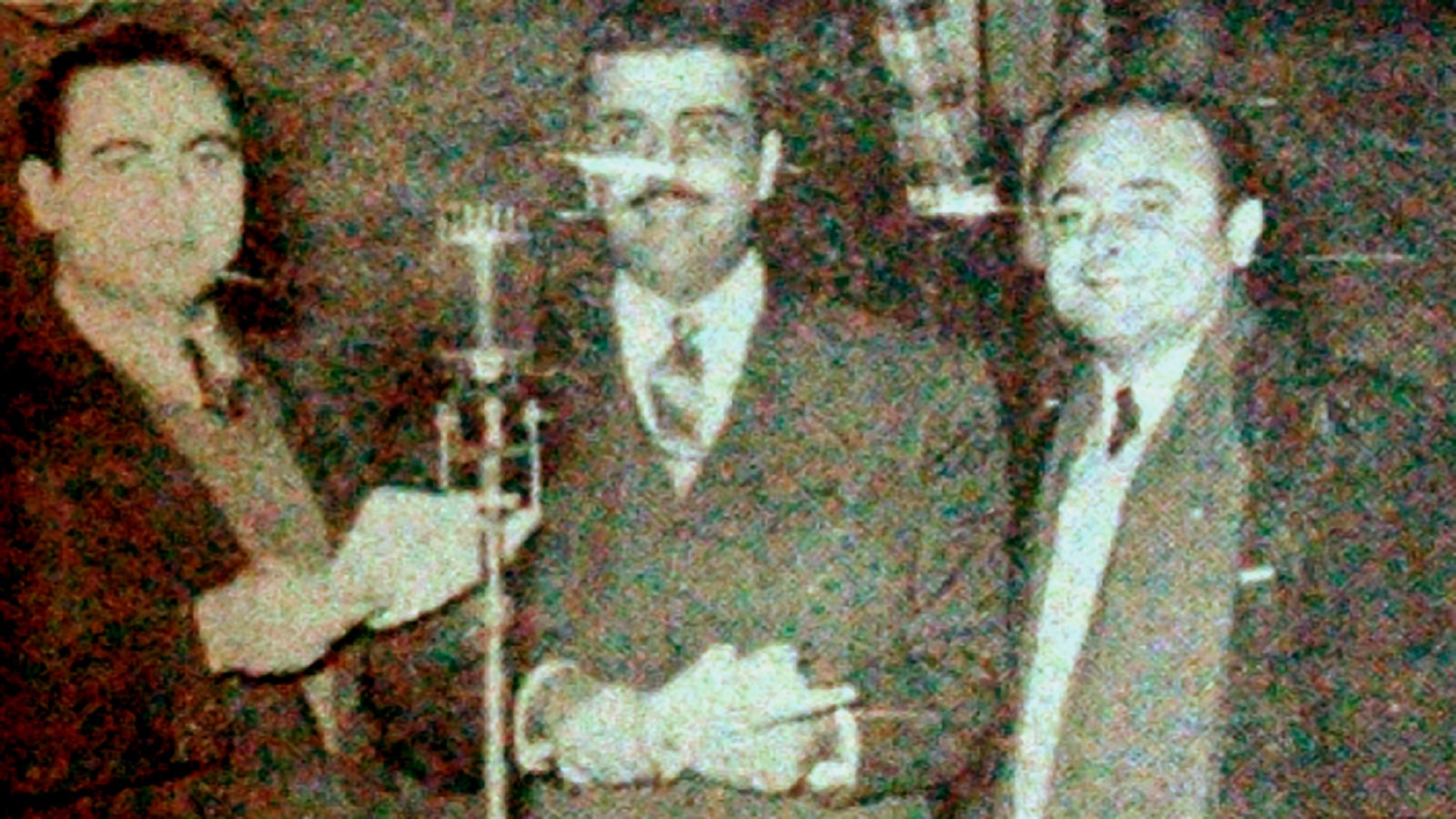 مع حسن عبد النبي وميشال بريدي في "محطة الشرق الأدنى"، 1955.