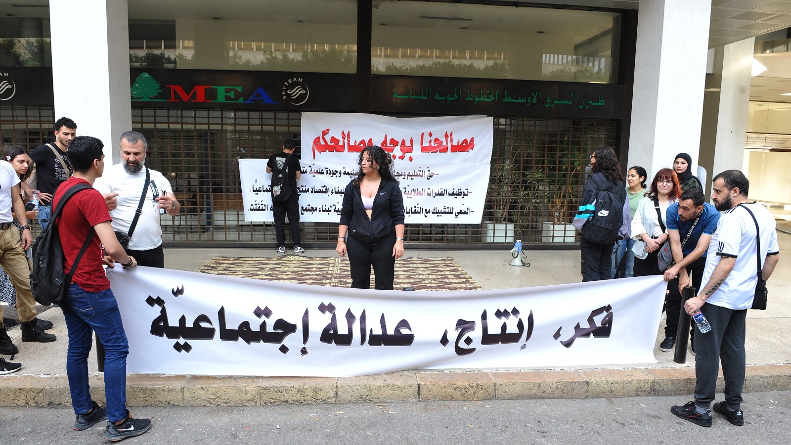 الطلاب أمام "الميدل إيست" بالحمرا: حقوق الجامعة اللبنانيّة المهدورة