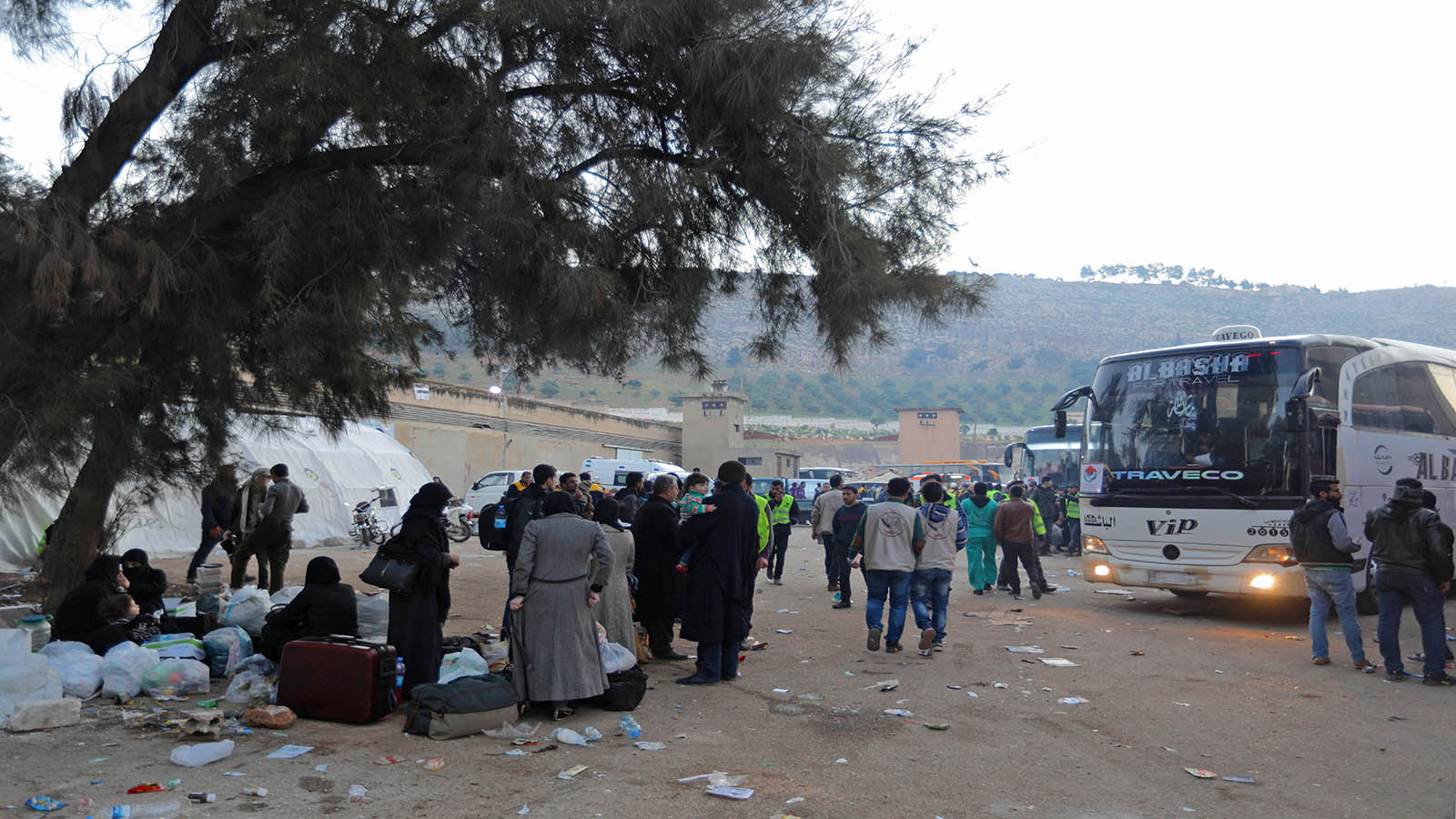 سوريا: مصير مجهول للعاملين بمنظمات إنسانية بعد تهجيرهم