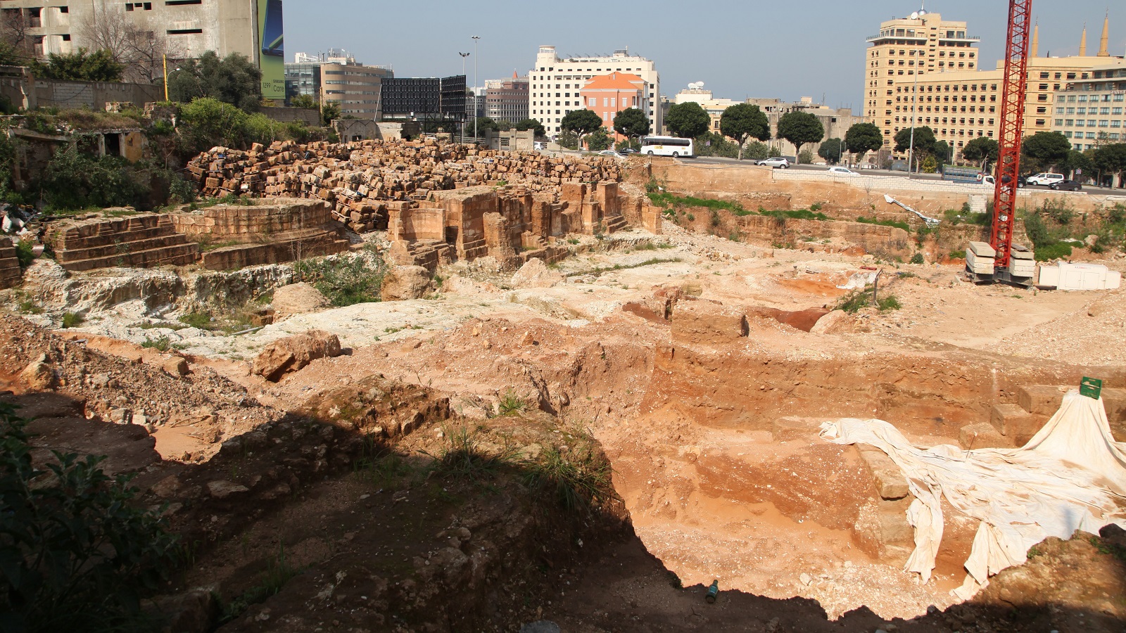 "البرابرة" يدمرون ما تبقى من بيروت الفينيقية الرومانية.. (2)