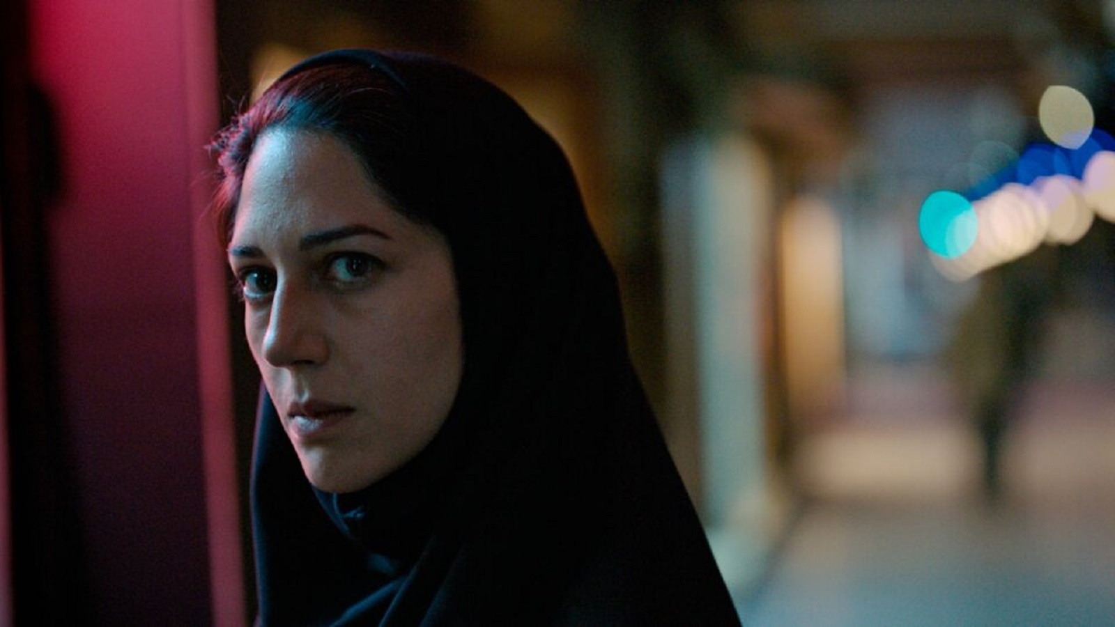 تؤدي الممثلة زهرا أمير إبراهيمي دور صحافية تحقق في جرائم القتل بمواجهة تهاون السلطات المحلية.
